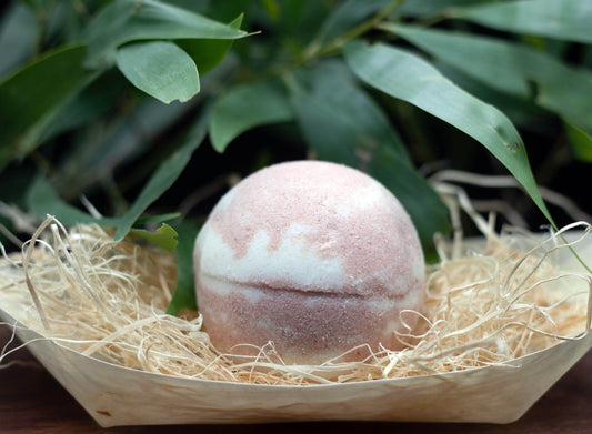 Large Australian handcrafted bath bomb with Australian pink clay to create a swirl pattern. Spicy scent combines with Hempseed oil and Mango butter.  Minimum weight 250gm and 7 1/2 cm in diameter