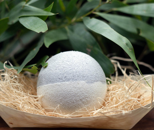 Large bath bomb with hempseed oil and mango butter handcrafted in Australia. Smell the tang of a tropical sea. Minimum weight of 250gm and diameter of 7 1/2 cm 